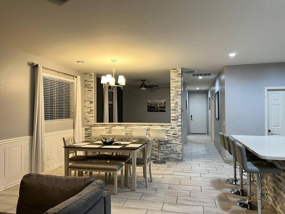 Lovely White Grey Home Buckeye Extérieur photo