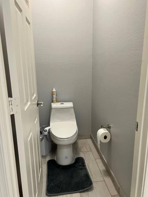 Lovely White Grey Home Buckeye Extérieur photo